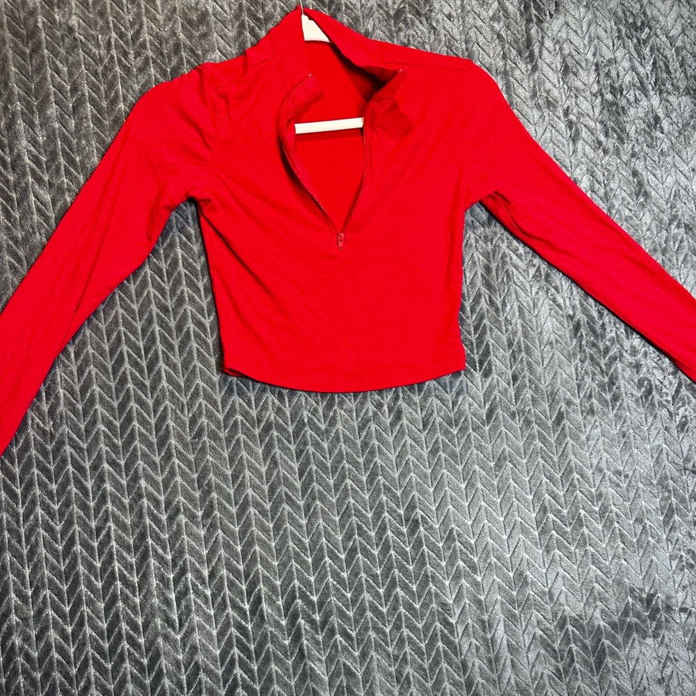 Red cropped quarter zip long sleeve shirt